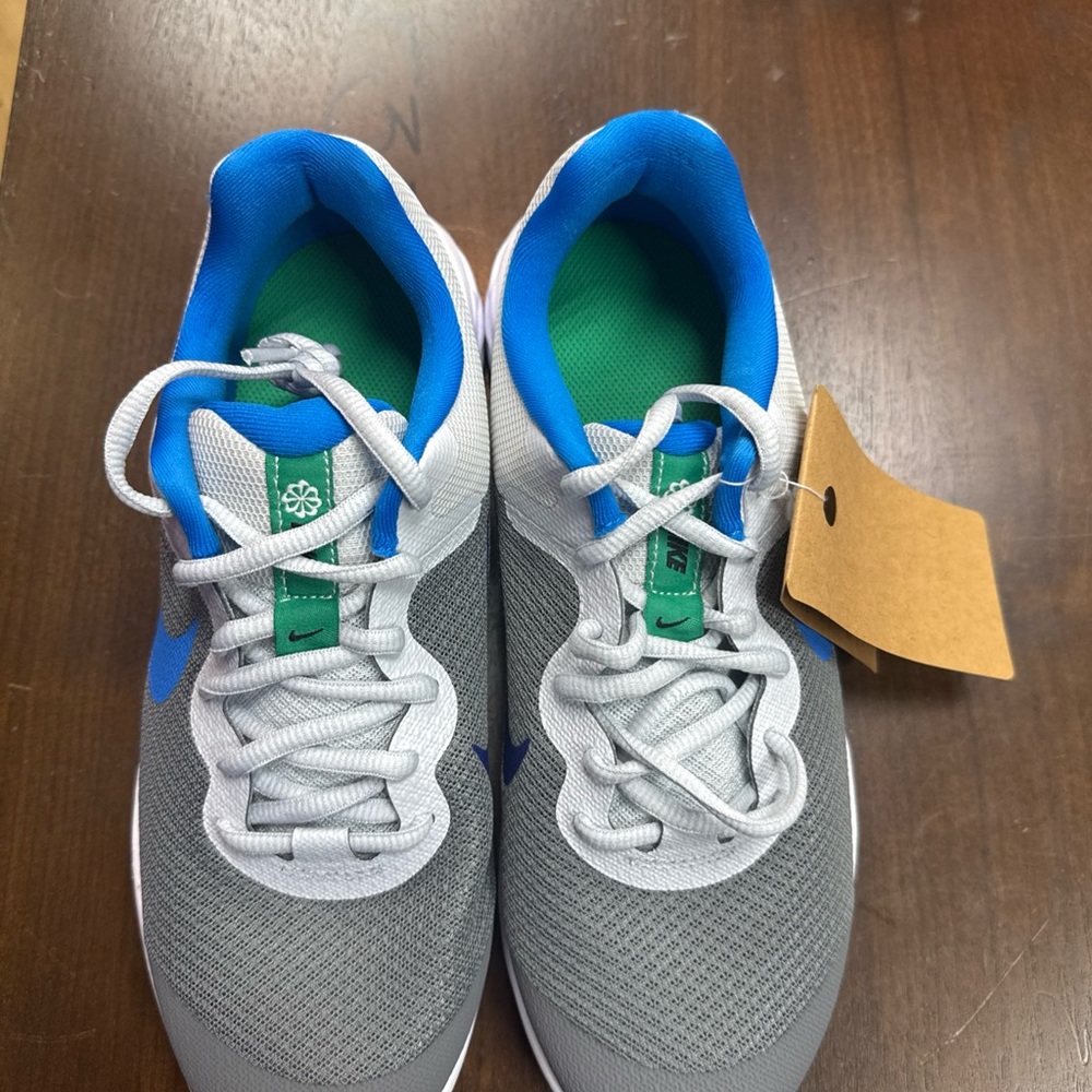 Nike Revolution 6 in Orange Box